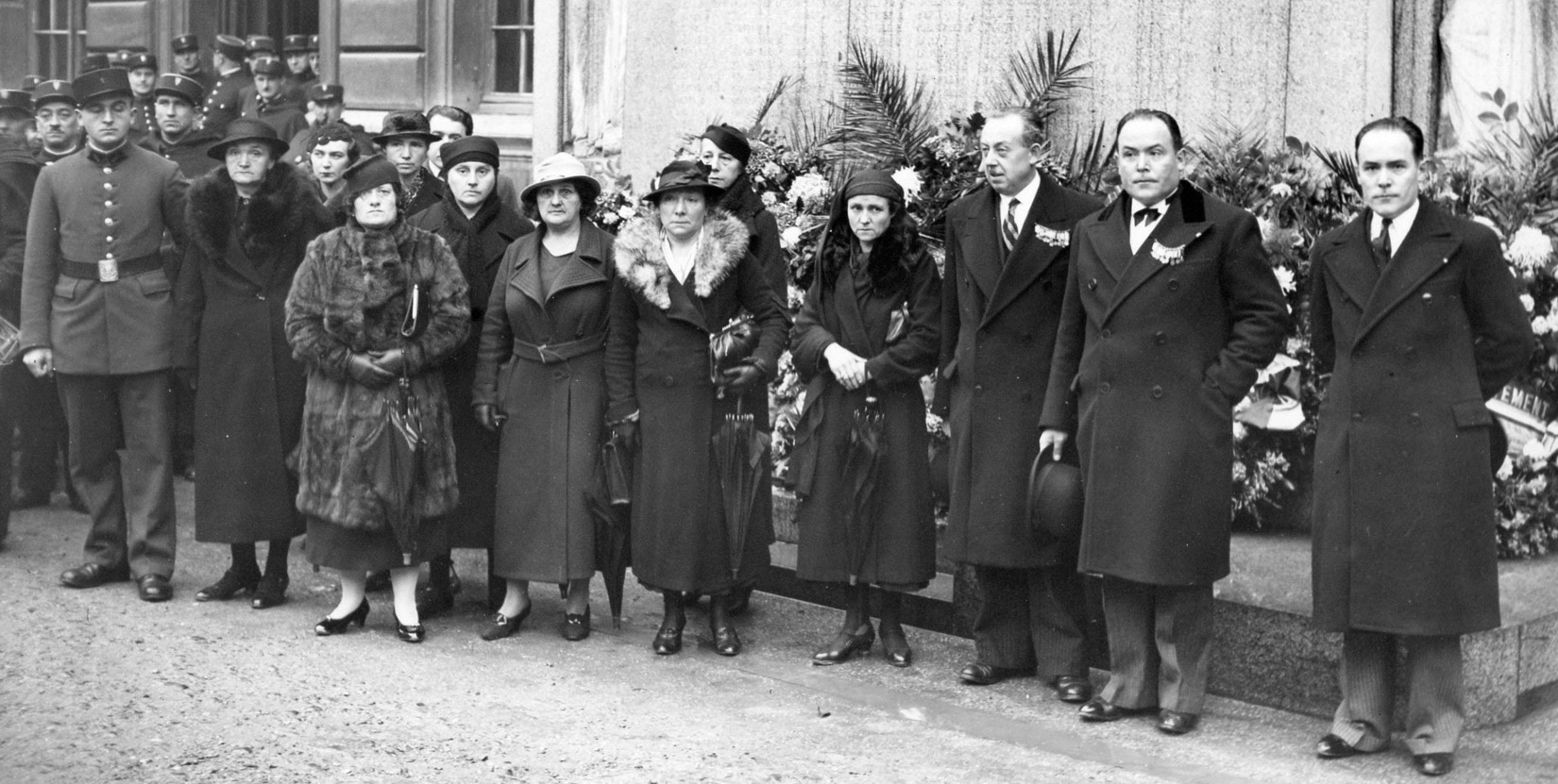 1932 - Inauguration des monuments aux Morts de la Préfecture de Police - De droite à gauche : GAUFFRE Paul (Trésorier Général), GAUFFRE Louis (Trésorier adjoint), PONCEY Arsène (1er Vice-président), des veuves et des policiers